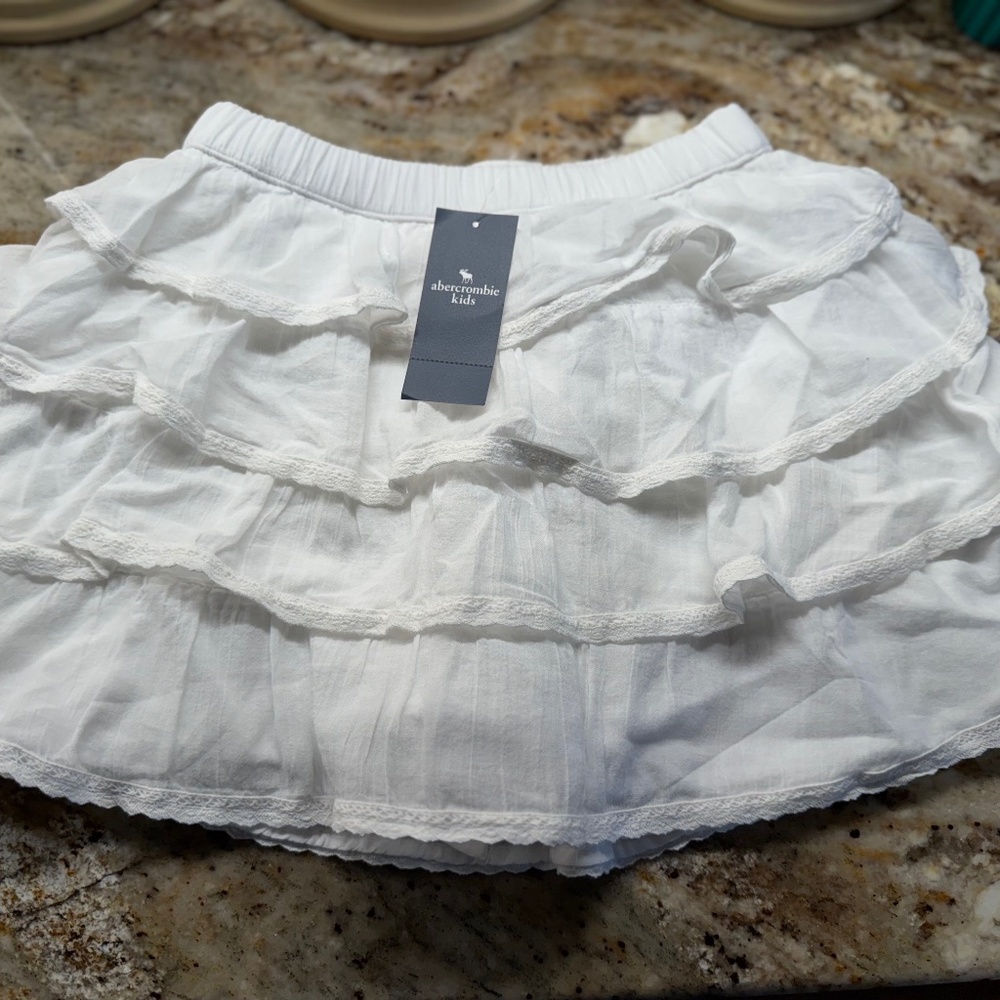 NEW with TAGS!  Abercrombie Kids lace trimmed ruffle micro mini skort Size 7/8
